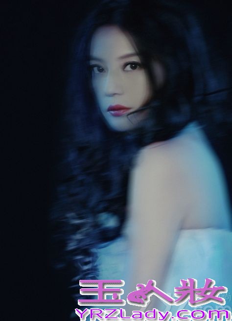 近日，赵薇于巴黎时装周期间和《周末画报》合作的一组充满未来感的艺术大片曝光，这组实验气息浓厚的照片由德国知名时装视频女导演Marie Schuller掌镜，在镜头捕捉下，纤毫毕至的高级订制，被赵薇诠释出灵动的诗意。赵薇佩戴丝质薄沙头饰，轻抚脸颊凝视前方，极具视觉张力，未来感十足。此次赵薇与《周末画报》的合作极有可能创造近年来时尚大片的巅峰。