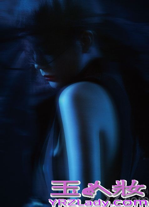 近日，赵薇于巴黎时装周期间和《周末画报》合作的一组充满未来感的艺术大片曝光，这组实验气息浓厚的照片由德国知名时装视频女导演Marie Schuller掌镜，在镜头捕捉下，纤毫毕至的高级订制，被赵薇诠释出灵动的诗意。赵薇佩戴丝质薄沙头饰，轻抚脸颊凝视前方，极具视觉张力，未来感十足。此次赵薇与《周末画报》的合作极有可能创造近年来时尚大片的巅峰。