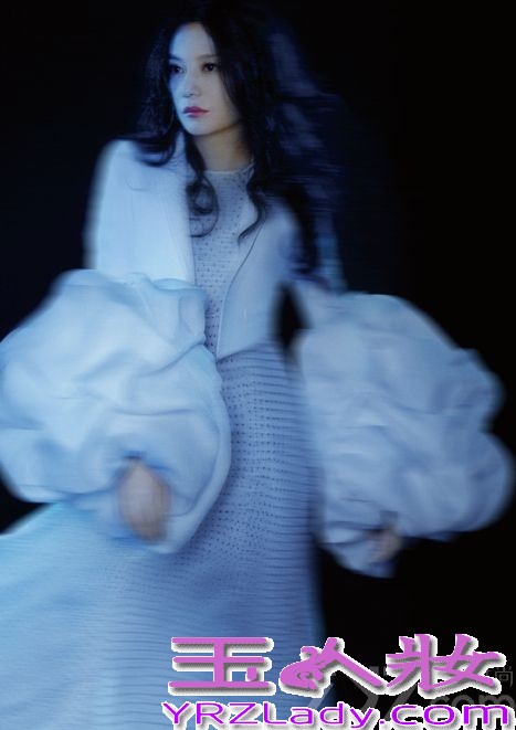 近日，赵薇于巴黎时装周期间和《周末画报》合作的一组充满未来感的艺术大片曝光，这组实验气息浓厚的照片由德国知名时装视频女导演Marie Schuller掌镜，在镜头捕捉下，纤毫毕至的高级订制，被赵薇诠释出灵动的诗意。赵薇佩戴丝质薄沙头饰，轻抚脸颊凝视前方，极具视觉张力，未来感十足。此次赵薇与《周末画报》的合作极有可能创造近年来时尚大片的巅峰。