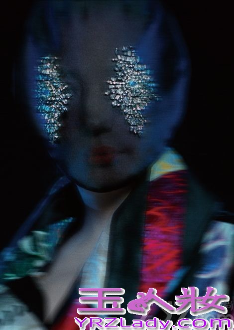 近日，赵薇于巴黎时装周期间和《周末画报》合作的一组充满未来感的艺术大片曝光，这组实验气息浓厚的照片由德国知名时装视频女导演Marie Schuller掌镜，在镜头捕捉下，纤毫毕至的高级订制，被赵薇诠释出灵动的诗意。赵薇佩戴丝质薄沙头饰，轻抚脸颊凝视前方，极具视觉张力，未来感十足。此次赵薇与《周末画报》的合作极有可能创造近年来时尚大片的巅峰。