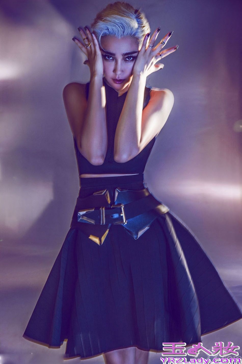 李冰冰近日登《费加罗》杂志写真，狂野的造型，白发奇幻的色彩，让原本就是大气御姐范的她更加的另类。这样的写真完全能够迷了粉丝的眼睛，如梦如幻的感觉，让人深陷其中无法自拔。