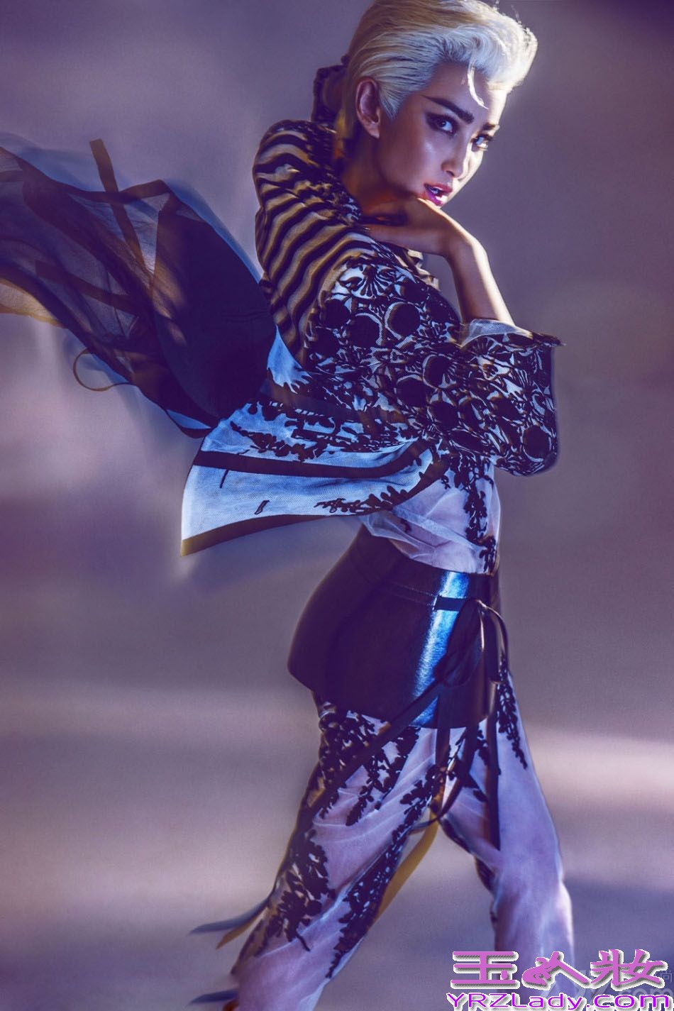 李冰冰近日登《费加罗》杂志写真，狂野的造型，白发奇幻的色彩，让原本就是大气御姐范的她更加的另类。这样的写真完全能够迷了粉丝的眼睛，如梦如幻的感觉，让人深陷其中无法自拔。