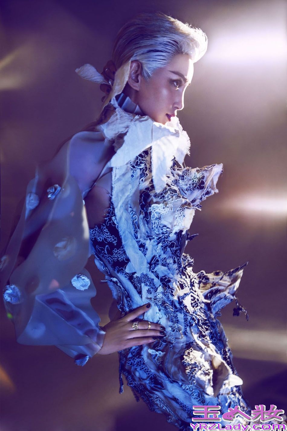 李冰冰近日登《费加罗》杂志写真，狂野的造型，白发奇幻的色彩，让原本就是大气御姐范的她更加的另类。这样的写真完全能够迷了粉丝的眼睛，如梦如幻的感觉，让人深陷其中无法自拔。