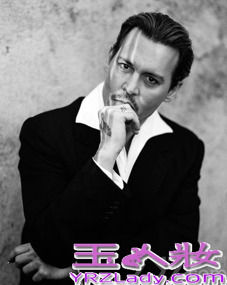 约翰尼德普1963年6月9日生于美国肯塔基州，凭借着精湛的演技曾经多次获得金球奖提名，也为观众带来无数的好电影，如今贵为好莱坞一线大咖，他处处散发着迷人的魅力，而刚刚订婚不久的德普近日更是频繁亮相于媒体前，让众人为其迷人的魅力为之疯狂，今天就为大家带来一组这位好莱坞明星的写真，让你感受浪荡子的迷人魅力。