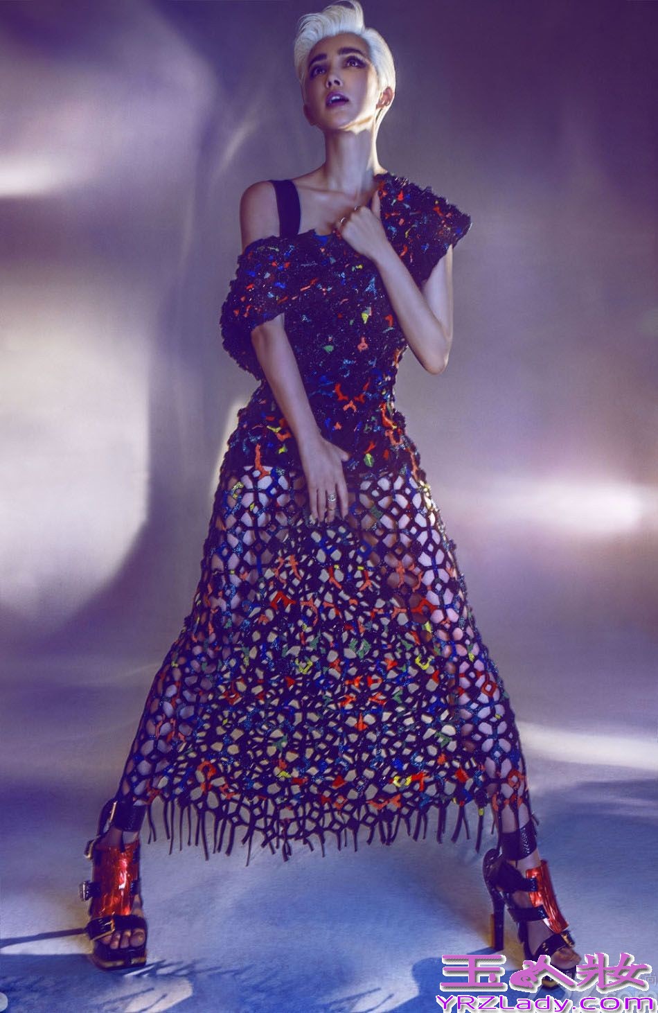 李冰冰近日登《费加罗》杂志写真，狂野的造型，白发奇幻的色彩，让原本就是大气御姐范的她更加的另类。这样的写真完全能够迷了粉丝的眼睛，如梦如幻的感觉，让人深陷其中无法自拔。