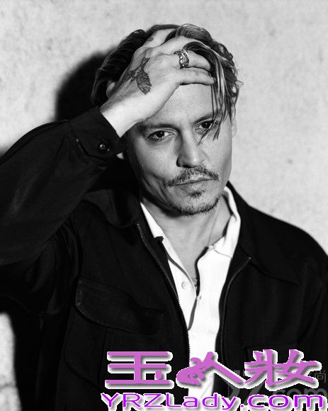 约翰尼德普1963年6月9日生于美国肯塔基州，凭借着精湛的演技曾经多次获得金球奖提名，也为观众带来无数的好电影，如今贵为好莱坞一线大咖，他处处散发着迷人的魅力，而刚刚订婚不久的德普近日更是频繁亮相于媒体前，让众人为其迷人的魅力为之疯狂，今天就为大家带来一组这位好莱坞明星的写真，让你感受浪荡子的迷人魅力。
