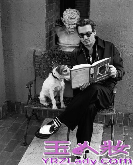 约翰尼德普1963年6月9日生于美国肯塔基州，凭借着精湛的演技曾经多次获得金球奖提名，也为观众带来无数的好电影，如今贵为好莱坞一线大咖，他处处散发着迷人的魅力，而刚刚订婚不久的德普近日更是频繁亮相于媒体前，让众人为其迷人的魅力为之疯狂，今天就为大家带来一组这位好莱坞明星的写真，让你感受浪荡子的迷人魅力。