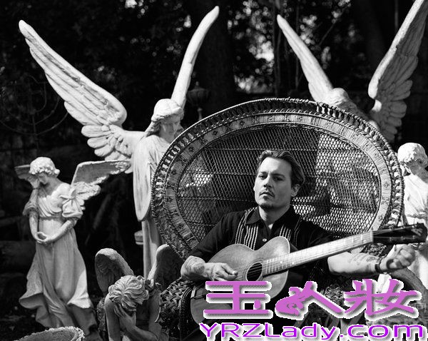 约翰尼德普1963年6月9日生于美国肯塔基州，凭借着精湛的演技曾经多次获得金球奖提名，也为观众带来无数的好电影，如今贵为好莱坞一线大咖，他处处散发着迷人的魅力，而刚刚订婚不久的德普近日更是频繁亮相于媒体前，让众人为其迷人的魅力为之疯狂，今天就为大家带来一组这位好莱坞明星的写真，让你感受浪荡子的迷人魅力。