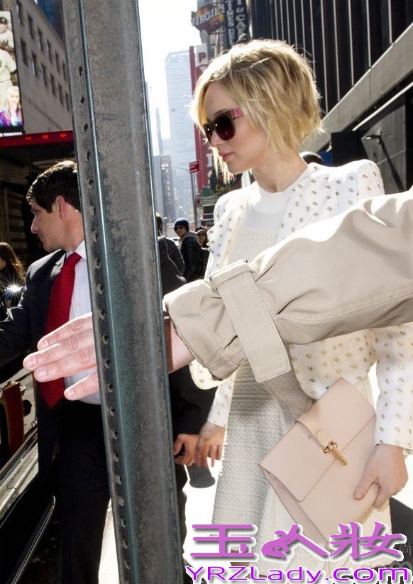 近日，美国女性詹妮弗·劳伦斯为录制某节目，现身在美国街头，当天穿着一席小白裙亮相的她，尽显完美名媛气质，虽然是一头凌乱的金发略显疲态，但这身名媛造型依旧能彰显出她的时尚气息。