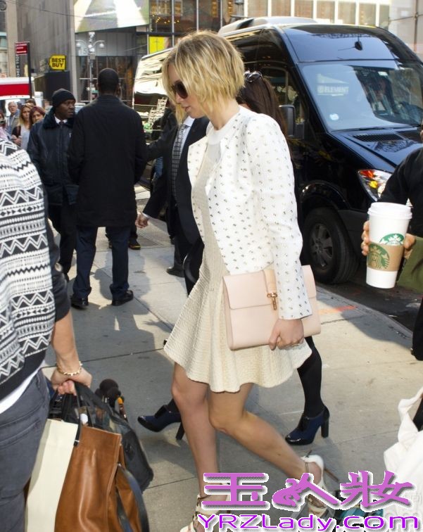 近日，美国女性詹妮弗·劳伦斯为录制某节目，现身在美国街头，当天穿着一席小白裙亮相的她，尽显完美名媛气质，虽然是一头凌乱的金发略显疲态，但这身名媛造型依旧能彰显出她的时尚气息。