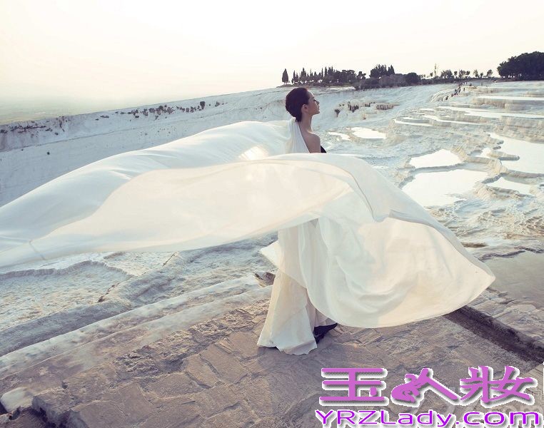最新戚薇白纱写真图片，戚薇完美的身材，穿着黑色的长裙，白纱裹身，随风飘扬，营造出的那种意境简直让人无法抗拒。犹如天女下凡尘一般，气质与美貌并存，一起来欣赏吧！