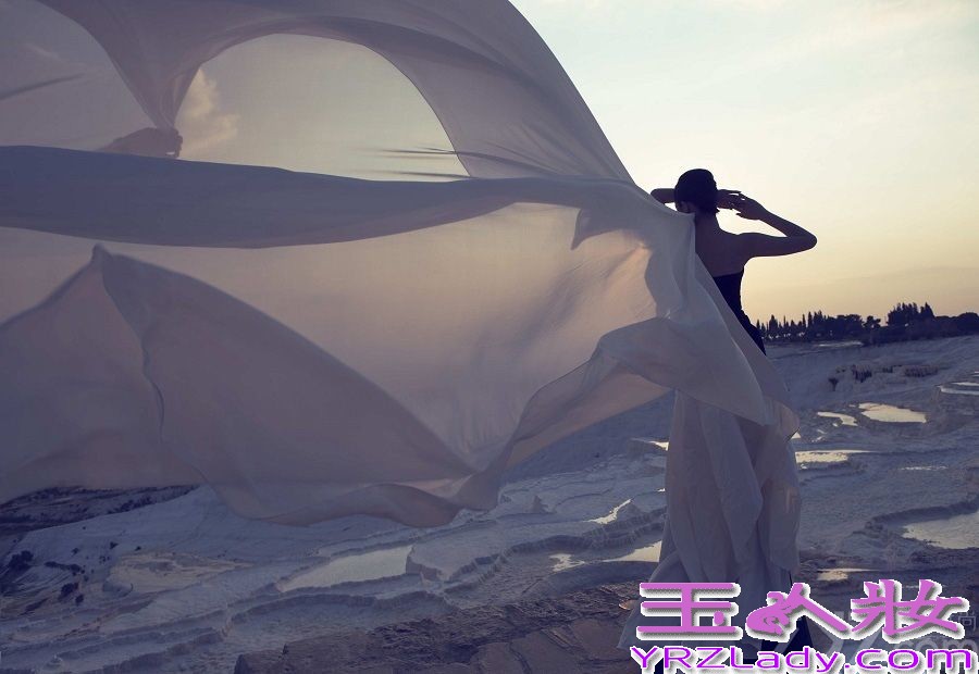 最新戚薇白纱写真图片，戚薇完美的身材，穿着黑色的长裙，白纱裹身，随风飘扬，营造出的那种意境简直让人无法抗拒。犹如天女下凡尘一般，气质与美貌并存，一起来欣赏吧！