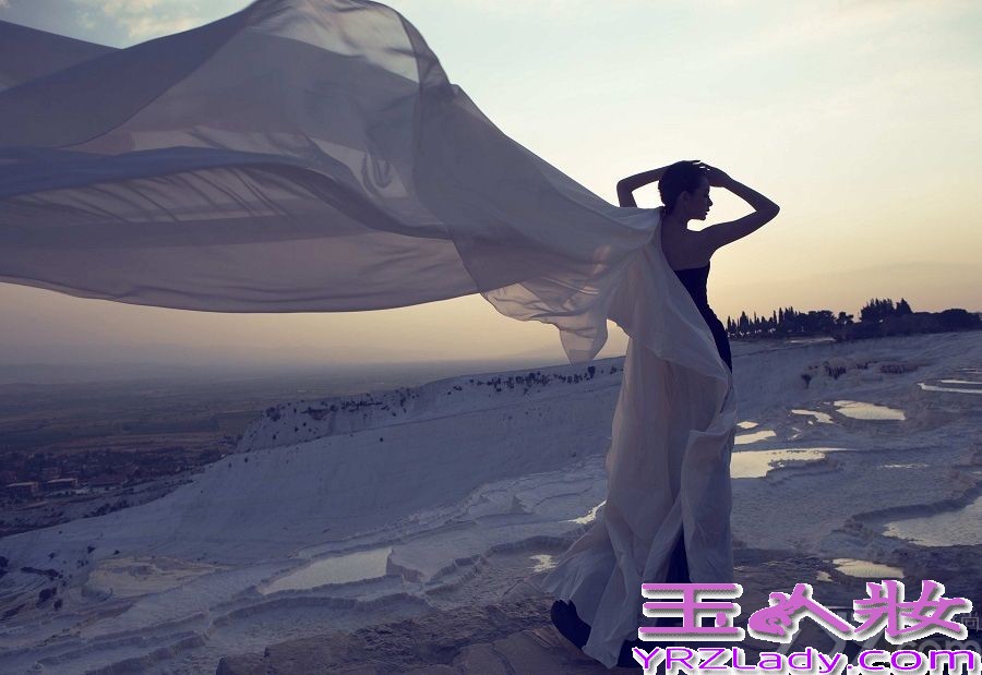 最新戚薇白纱写真图片，戚薇完美的身材，穿着黑色的长裙，白纱裹身，随风飘扬，营造出的那种意境简直让人无法抗拒。犹如天女下凡尘一般，气质与美貌并存，一起来欣赏吧！