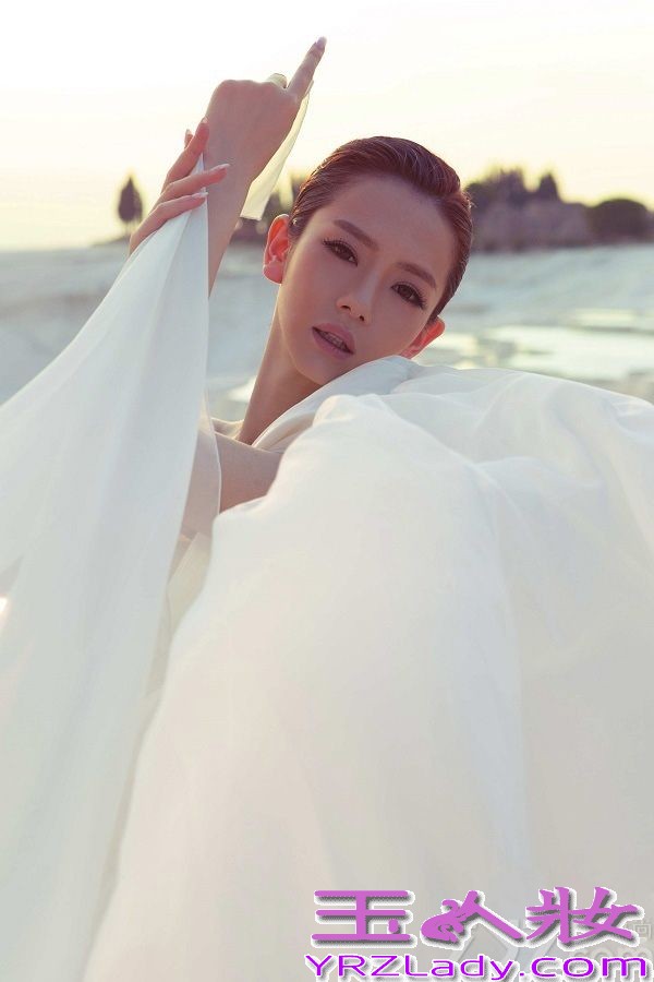 最新戚薇白纱写真图片，戚薇完美的身材，穿着黑色的长裙，白纱裹身，随风飘扬，营造出的那种意境简直让人无法抗拒。犹如天女下凡尘一般，气质与美貌并存，一起来欣赏吧！