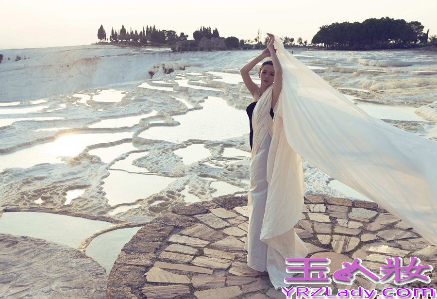 最新戚薇白纱写真图片，戚薇完美的身材，穿着黑色的长裙，白纱裹身，随风飘扬，营造出的那种意境简直让人无法抗拒。犹如天女下凡尘一般，气质与美貌并存，一起来欣赏吧！