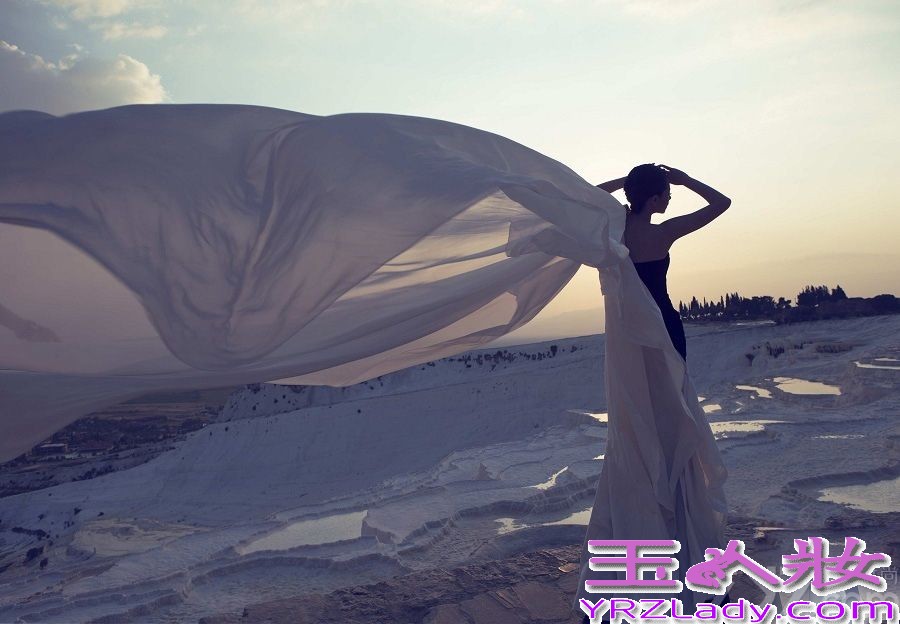 最新戚薇白纱写真图片，戚薇完美的身材，穿着黑色的长裙，白纱裹身，随风飘扬，营造出的那种意境简直让人无法抗拒。犹如天女下凡尘一般，气质与美貌并存，一起来欣赏吧！