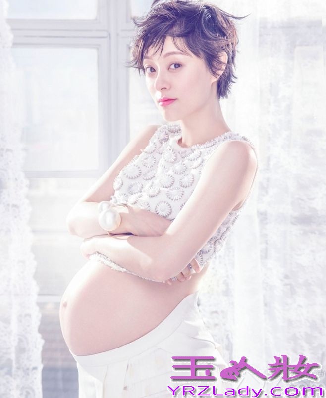 怀上二胎的孙俪，目前挺着大肚照登上了《时尚芭莎》封面照，照片中孙俪换上一套套珠光闪闪的亮丽服饰，尽管“凉凉”满身的贵气，但网友们的焦点全部放在了大肚上，不少网友称：就算是怀孕了，凉凉孙俪还是这么的美。