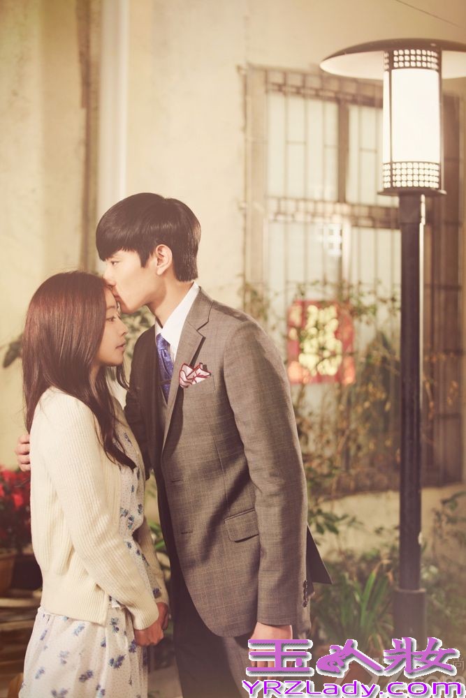  由李少红监制的最新青春偶像大剧《亿万继承人》正在如火如荼地拍摄之中，近日，剧组开放媒体探班，吸引了大批媒体直击片场近况。剧中，崔始源、于小彤、阚清子、洪秀儿组成双生双旦，感情戏错复杂综纠葛不断，吻戏场面更是多不胜数，浪漫升级。