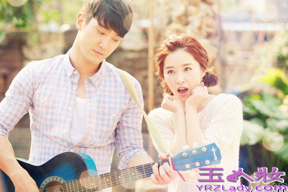  由李少红监制的最新青春偶像大剧《亿万继承人》正在如火如荼地拍摄之中，近日，剧组开放媒体探班，吸引了大批媒体直击片场近况。剧中，崔始源、于小彤、阚清子、洪秀儿组成双生双旦，感情戏错复杂综纠葛不断，吻戏场面更是多不胜数，浪漫升级。