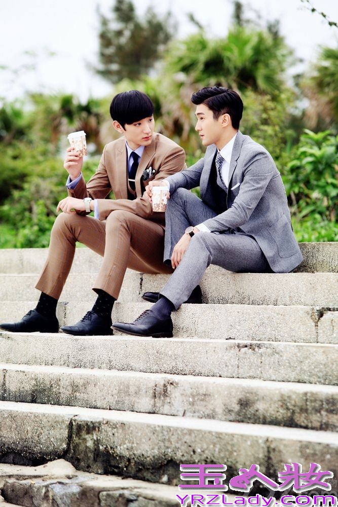  由李少红监制的最新青春偶像大剧《亿万继承人》正在如火如荼地拍摄之中，近日，剧组开放媒体探班，吸引了大批媒体直击片场近况。剧中，崔始源、于小彤、阚清子、洪秀儿组成双生双旦，感情戏错复杂综纠葛不断，吻戏场面更是多不胜数，浪漫升级。