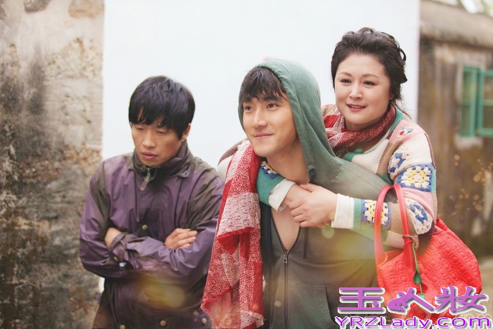  由李少红监制的最新青春偶像大剧《亿万继承人》正在如火如荼地拍摄之中，近日，剧组开放媒体探班，吸引了大批媒体直击片场近况。剧中，崔始源、于小彤、阚清子、洪秀儿组成双生双旦，感情戏错复杂综纠葛不断，吻戏场面更是多不胜数，浪漫升级。