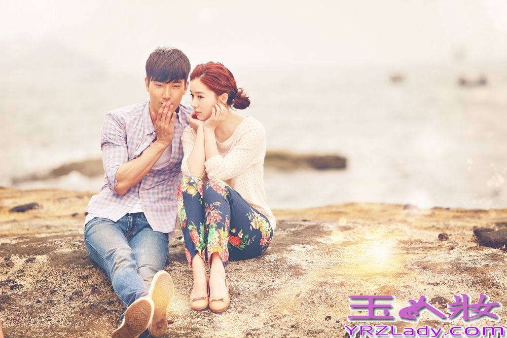  由李少红监制的最新青春偶像大剧《亿万继承人》正在如火如荼地拍摄之中，近日，剧组开放媒体探班，吸引了大批媒体直击片场近况。剧中，崔始源、于小彤、阚清子、洪秀儿组成双生双旦，感情戏错复杂综纠葛不断，吻戏场面更是多不胜数，浪漫升级。