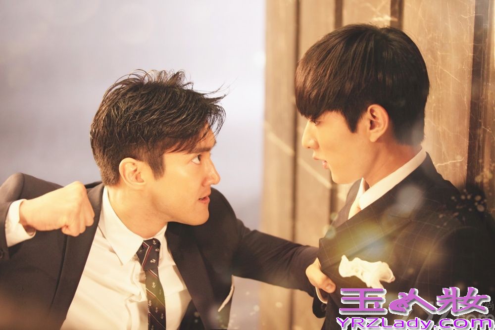  由李少红监制的最新青春偶像大剧《亿万继承人》正在如火如荼地拍摄之中，近日，剧组开放媒体探班，吸引了大批媒体直击片场近况。剧中，崔始源、于小彤、阚清子、洪秀儿组成双生双旦，感情戏错复杂综纠葛不断，吻戏场面更是多不胜数，浪漫升级。