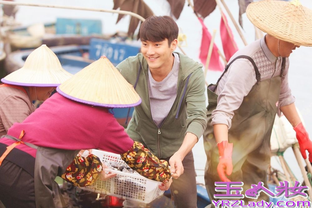  由李少红监制的最新青春偶像大剧《亿万继承人》正在如火如荼地拍摄之中，近日，剧组开放媒体探班，吸引了大批媒体直击片场近况。剧中，崔始源、于小彤、阚清子、洪秀儿组成双生双旦，感情戏错复杂综纠葛不断，吻戏场面更是多不胜数，浪漫升级。