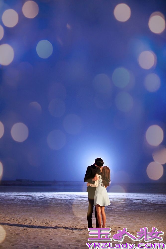  由李少红监制的最新青春偶像大剧《亿万继承人》正在如火如荼地拍摄之中，近日，剧组开放媒体探班，吸引了大批媒体直击片场近况。剧中，崔始源、于小彤、阚清子、洪秀儿组成双生双旦，感情戏错复杂综纠葛不断，吻戏场面更是多不胜数，浪漫升级。