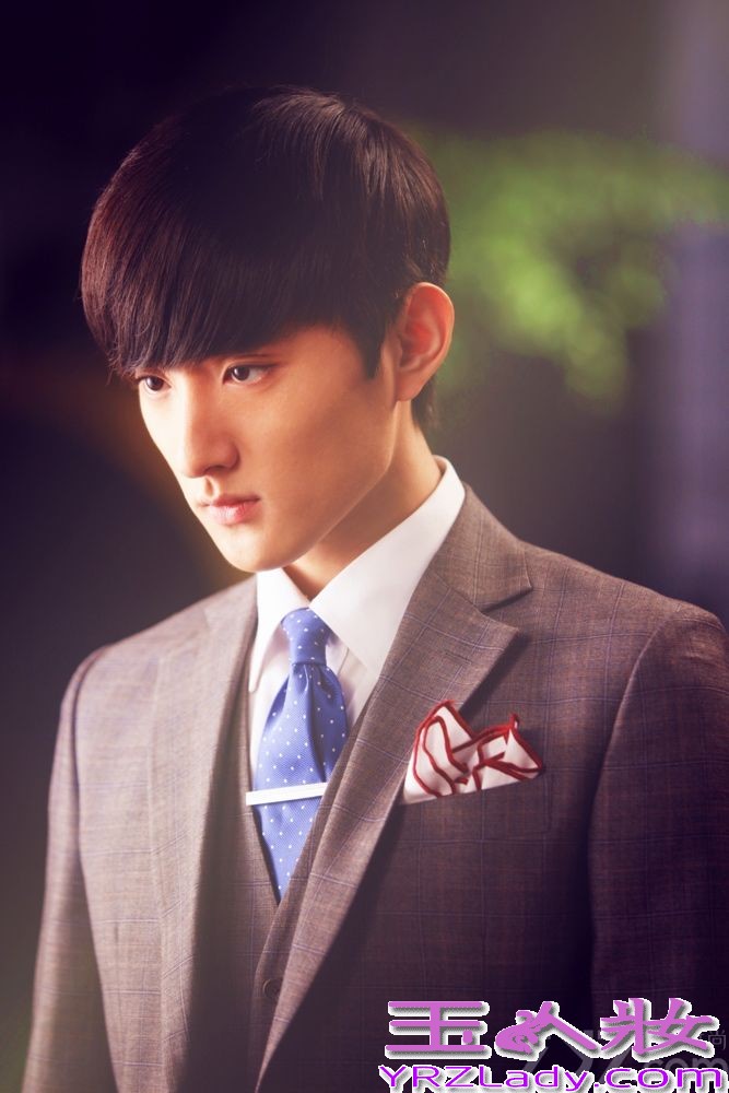  由李少红监制的最新青春偶像大剧《亿万继承人》正在如火如荼地拍摄之中，近日，剧组开放媒体探班，吸引了大批媒体直击片场近况。剧中，崔始源、于小彤、阚清子、洪秀儿组成双生双旦，感情戏错复杂综纠葛不断，吻戏场面更是多不胜数，浪漫升级。