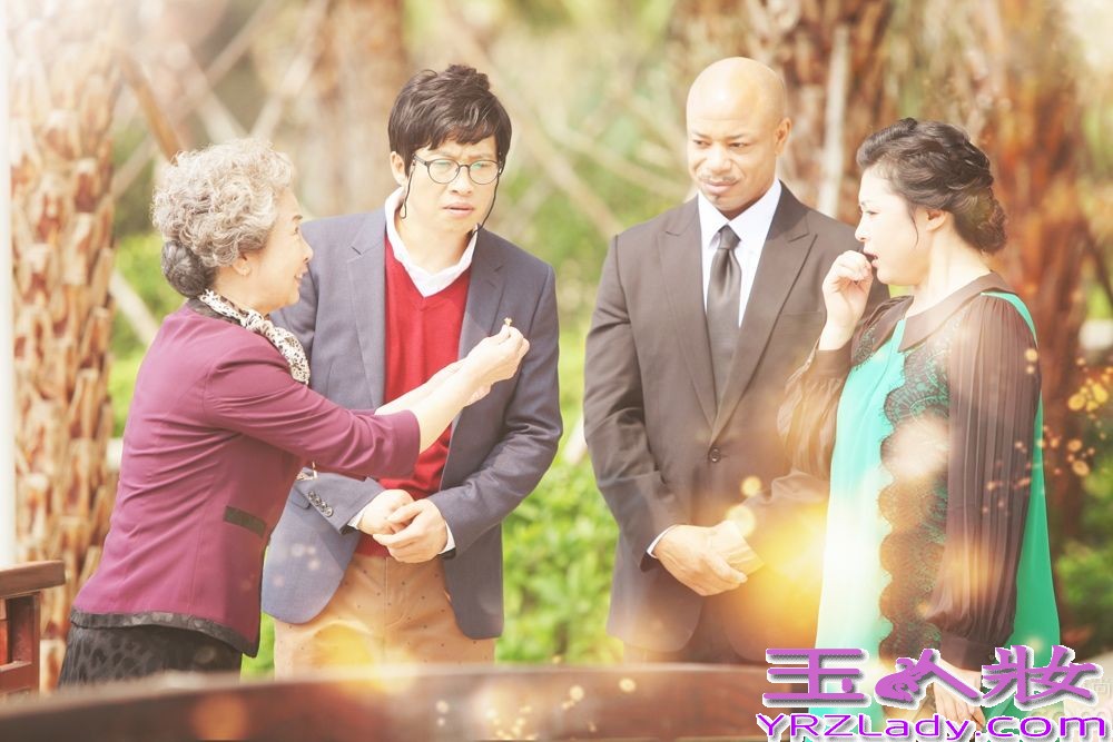  由李少红监制的最新青春偶像大剧《亿万继承人》正在如火如荼地拍摄之中，近日，剧组开放媒体探班，吸引了大批媒体直击片场近况。剧中，崔始源、于小彤、阚清子、洪秀儿组成双生双旦，感情戏错复杂综纠葛不断，吻戏场面更是多不胜数，浪漫升级。