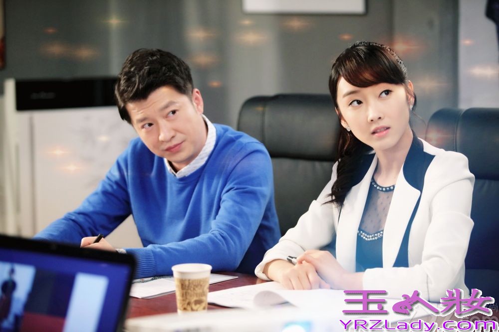  由李少红监制的最新青春偶像大剧《亿万继承人》正在如火如荼地拍摄之中，近日，剧组开放媒体探班，吸引了大批媒体直击片场近况。剧中，崔始源、于小彤、阚清子、洪秀儿组成双生双旦，感情戏错复杂综纠葛不断，吻戏场面更是多不胜数，浪漫升级。