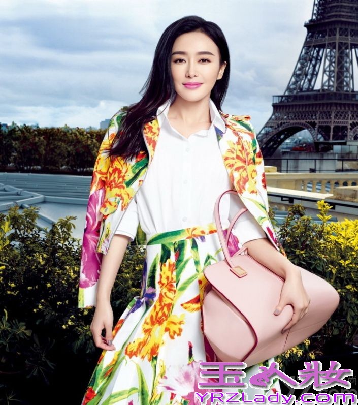 近日，秦岚为某时尚杂志拍摄了一组画报写真，画报中的背景来自于时尚之都法国巴黎，在巴黎铁塔的衬托下，秦岚穿着一席明亮色彩服饰出现，演绎一种异国情调的魅力也依旧神采飞扬。