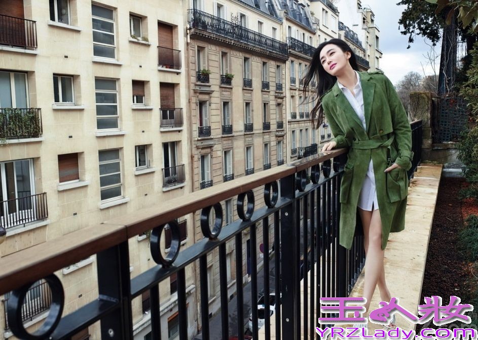 近日，秦岚为某时尚杂志拍摄了一组画报写真，画报中的背景来自于时尚之都法国巴黎，在巴黎铁塔的衬托下，秦岚穿着一席明亮色彩服饰出现，演绎一种异国情调的魅力也依旧神采飞扬。