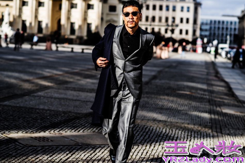 近日，新科影帝廖凡曝光一组在柏林拍摄的最新写真大片。置身于帝国之都的廖凡身穿银灰色西装，全程佩戴炫酷墨镜，巨星范十足。既显出清冷高傲，又不失附庸风雅，如同欧洲电影大片的贵族，迷人气息令人欲罢不能。