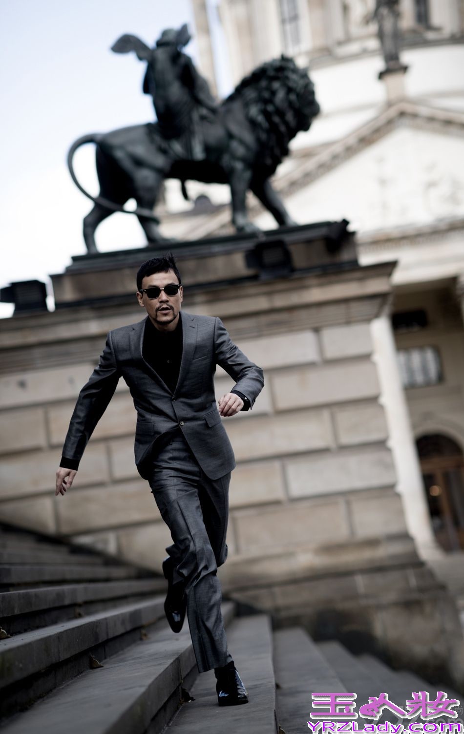 近日，新科影帝廖凡曝光一组在柏林拍摄的最新写真大片。置身于帝国之都的廖凡身穿银灰色西装，全程佩戴炫酷墨镜，巨星范十足。既显出清冷高傲，又不失附庸风雅，如同欧洲电影大片的贵族，迷人气息令人欲罢不能。