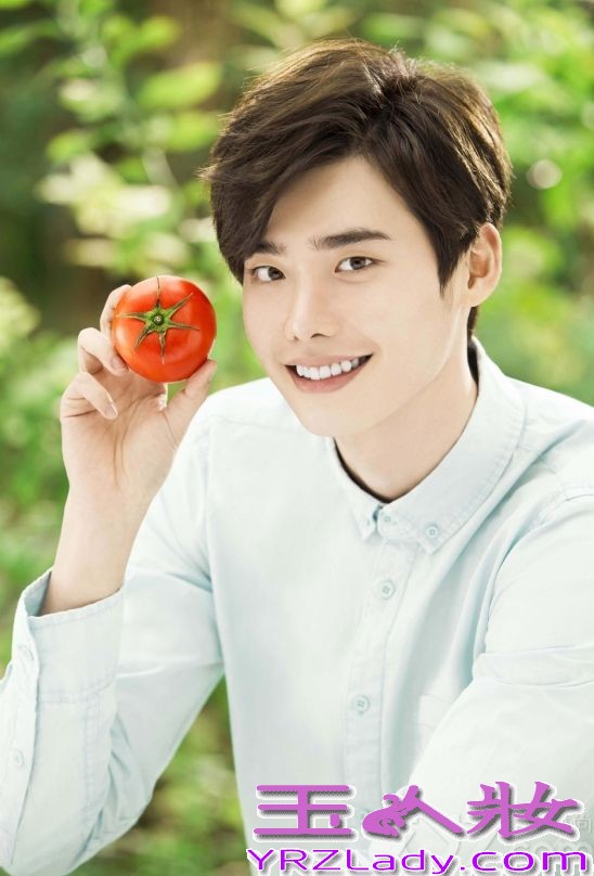 韩国新一代长腿男神李钟硕，近日为某护肤品拍摄了一组画报写真，在这组写真中，展示了长腿男神的眨眼卖萌高招，暖男的笑容加上牛奶般的肌肤瞬间让众多花痴女的双眼充满了桃心。而他的新剧《Doctor异乡人》也将于下月5日在SBS电视台播出，花痴女们是不是很期待他的又一次的精彩演技呢？