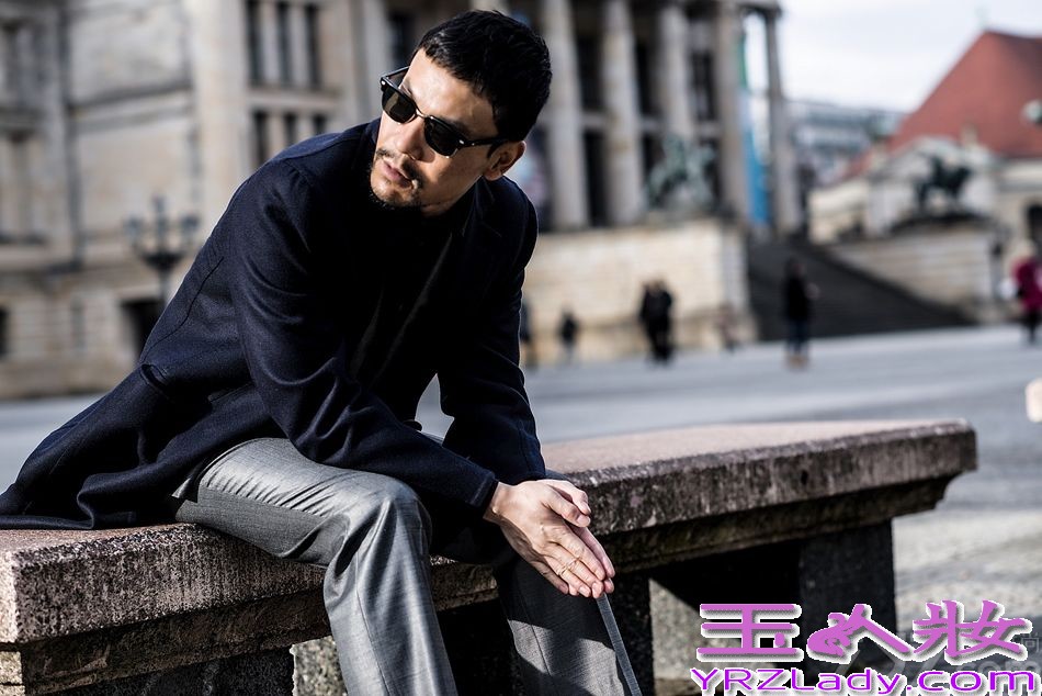 近日，新科影帝廖凡曝光一组在柏林拍摄的最新写真大片。置身于帝国之都的廖凡身穿银灰色西装，全程佩戴炫酷墨镜，巨星范十足。既显出清冷高傲，又不失附庸风雅，如同欧洲电影大片的贵族，迷人气息令人欲罢不能。