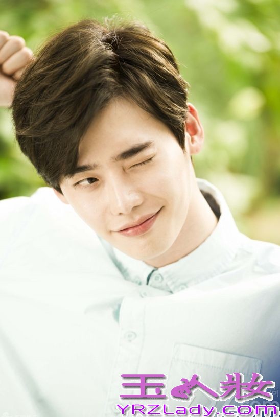 韩国新一代长腿男神李钟硕，近日为某护肤品拍摄了一组画报写真，在这组写真中，展示了长腿男神的眨眼卖萌高招，暖男的笑容加上牛奶般的肌肤瞬间让众多花痴女的双眼充满了桃心。而他的新剧《Doctor异乡人》也将于下月5日在SBS电视台播出，花痴女们是不是很期待他的又一次的精彩演技呢？