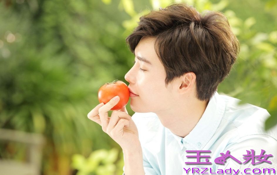 韩国新一代长腿男神李钟硕，近日为某护肤品拍摄了一组画报写真，在这组写真中，展示了长腿男神的眨眼卖萌高招，暖男的笑容加上牛奶般的肌肤瞬间让众多花痴女的双眼充满了桃心。而他的新剧《Doctor异乡人》也将于下月5日在SBS电视台播出，花痴女们是不是很期待他的又一次的精彩演技呢？