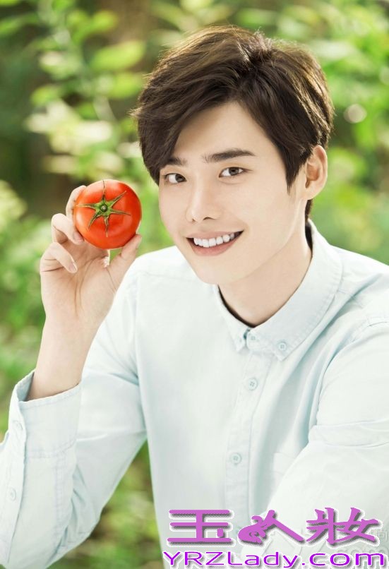 韩国新一代长腿男神李钟硕，近日为某护肤品拍摄了一组画报写真，在这组写真中，展示了长腿男神的眨眼卖萌高招，暖男的笑容加上牛奶般的肌肤瞬间让众多花痴女的双眼充满了桃心。而他的新剧《Doctor异乡人》也将于下月5日在SBS电视台播出，花痴女们是不是很期待他的又一次的精彩演技呢？