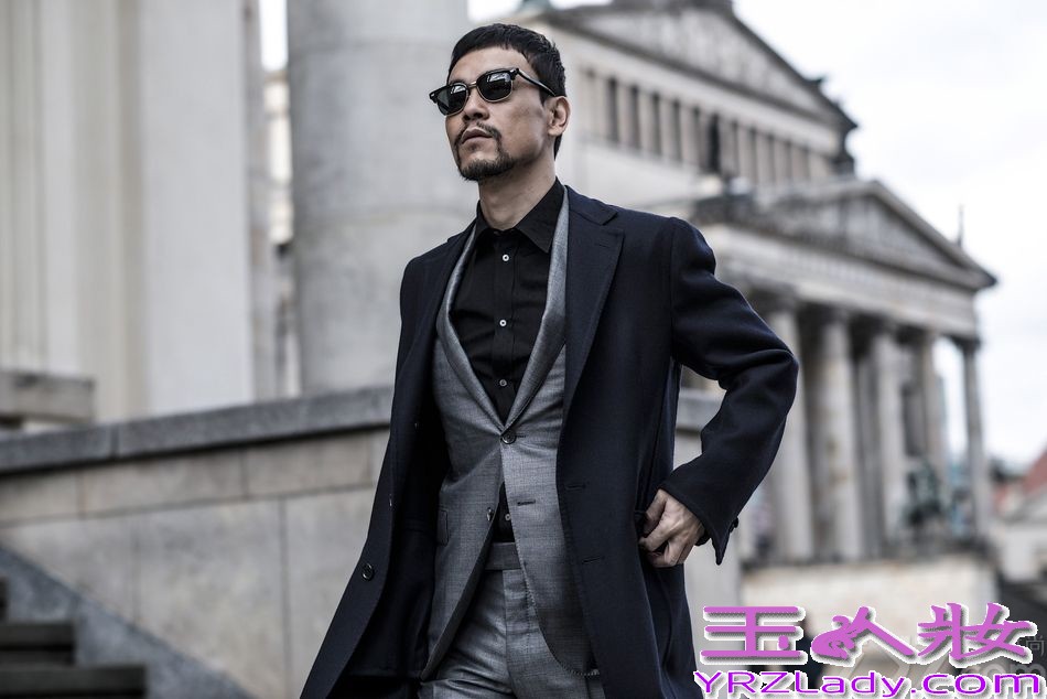 近日，新科影帝廖凡曝光一组在柏林拍摄的最新写真大片。置身于帝国之都的廖凡身穿银灰色西装，全程佩戴炫酷墨镜，巨星范十足。既显出清冷高傲，又不失附庸风雅，如同欧洲电影大片的贵族，迷人气息令人欲罢不能。
