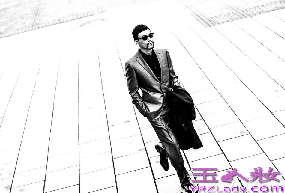 近日，新科影帝廖凡曝光一组在柏林拍摄的最新写真大片。置身于帝国之都的廖凡身穿银灰色西装，全程佩戴炫酷墨镜，巨星范十足。既显出清冷高傲，又不失附庸风雅，如同欧洲电影大片的贵族，迷人气息令人欲罢不能。