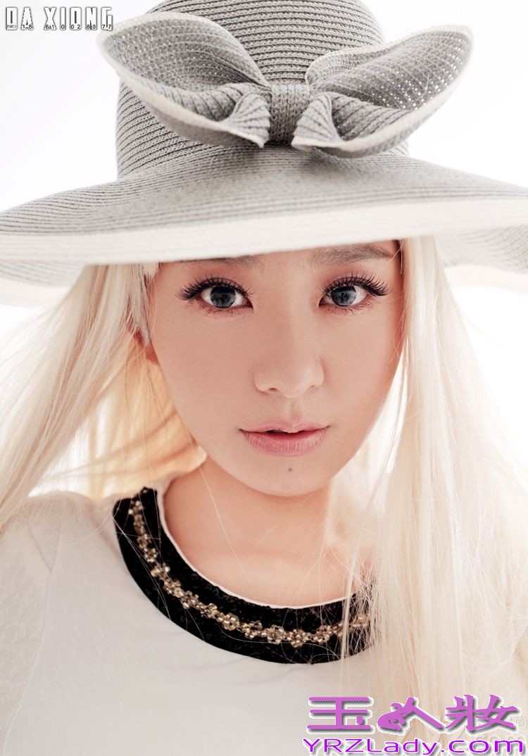 近日，演员孙耀琦曝光一组梦幻写真，片中孙耀琦化身白发魔女，性感白色短裙尽显妖娆身姿。电视剧《隋唐英雄4》正在江苏卫视热播，孙耀琦饰演女一号樊梨花。