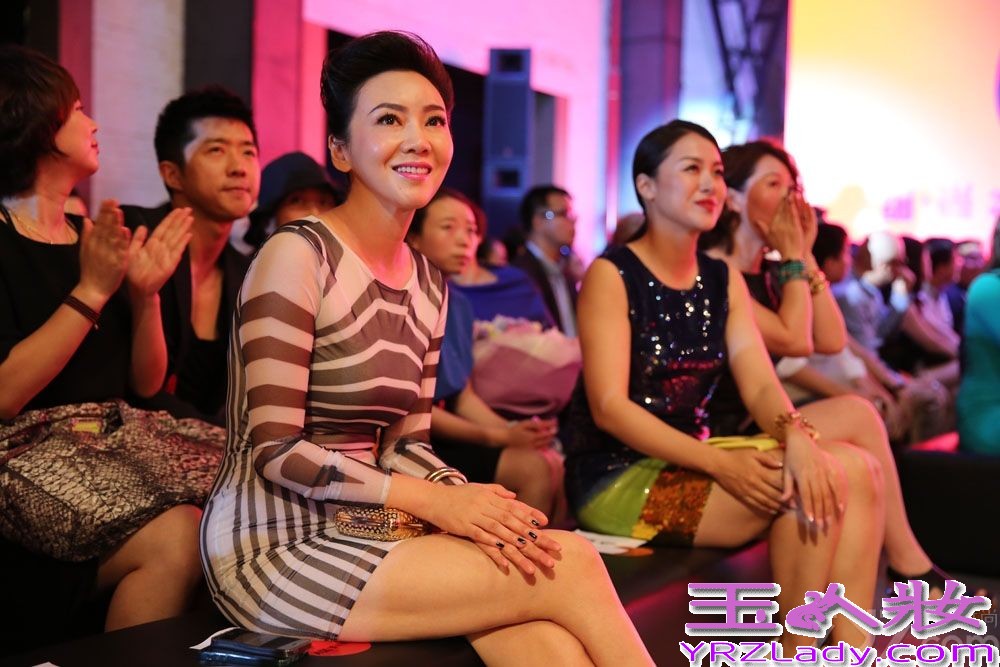 由闫妮主演的《一仆二主》收视火热，同时也掀起了一股“女王气场少女情怀”的剩女话题，虽然少女岁月已过，但风情万种的熟女姿态加上幽默乐观的戏剧人生态度恰是凸显了闫妮的逆龄魅力。近日，闫妮一袭紧身斑马纹短裙惊艳亮相某美妆秀场，笑容依旧迷人妩媚御姐范十足。