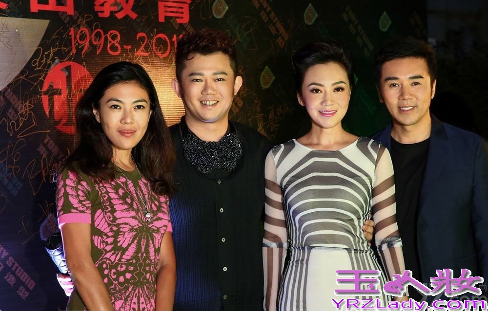 由闫妮主演的《一仆二主》收视火热，同时也掀起了一股“女王气场少女情怀”的剩女话题，虽然少女岁月已过，但风情万种的熟女姿态加上幽默乐观的戏剧人生态度恰是凸显了闫妮的逆龄魅力。近日，闫妮一袭紧身斑马纹短裙惊艳亮相某美妆秀场，笑容依旧迷人妩媚御姐范十足。