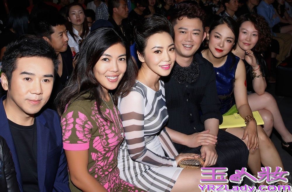 由闫妮主演的《一仆二主》收视火热，同时也掀起了一股“女王气场少女情怀”的剩女话题，虽然少女岁月已过，但风情万种的熟女姿态加上幽默乐观的戏剧人生态度恰是凸显了闫妮的逆龄魅力。近日，闫妮一袭紧身斑马纹短裙惊艳亮相某美妆秀场，笑容依旧迷人妩媚御姐范十足。