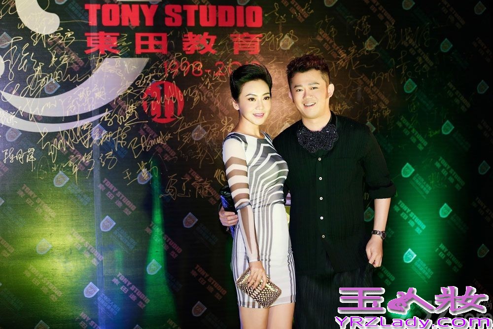 由闫妮主演的《一仆二主》收视火热，同时也掀起了一股“女王气场少女情怀”的剩女话题，虽然少女岁月已过，但风情万种的熟女姿态加上幽默乐观的戏剧人生态度恰是凸显了闫妮的逆龄魅力。近日，闫妮一袭紧身斑马纹短裙惊艳亮相某美妆秀场，笑容依旧迷人妩媚御姐范十足。