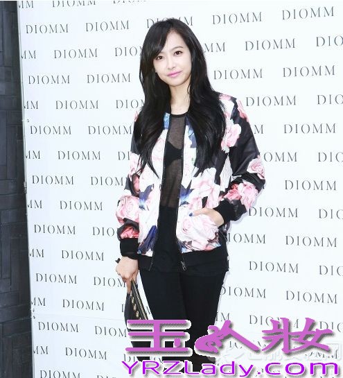 许久不见的女神宋茜，在拍摄完电视剧之后，今日在首尔出席某时尚活动的卖场，一身黑色印花棒球服，让女神彰显出时尚魅力，内里有些微透的蕾丝服饰，彰显小性感，黑色紧身裤，秀出性感长腿，浓妆淡抹的妆容也能让邻家女神闪亮全场。