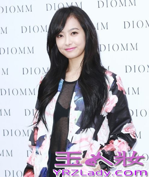 许久不见的女神宋茜，在拍摄完电视剧之后，今日在首尔出席某时尚活动的卖场，一身黑色印花棒球服，让女神彰显出时尚魅力，内里有些微透的蕾丝服饰，彰显小性感，黑色紧身裤，秀出性感长腿，浓妆淡抹的妆容也能让邻家女神闪亮全场。